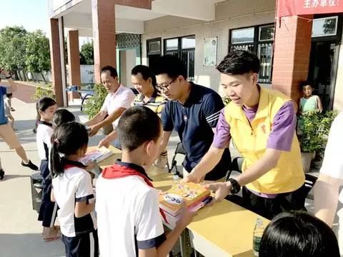 团惠来县委等联合帮助仙庵镇华清小学建公益图书角.jpg